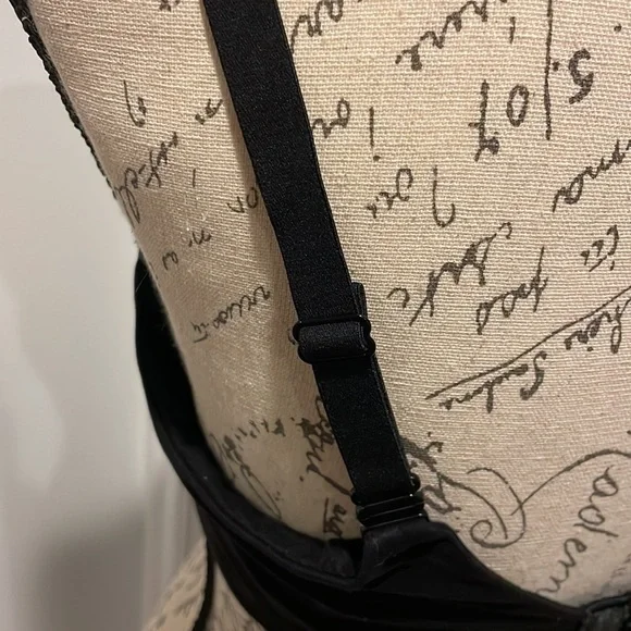 EUC 38D Victoria’s Secret bra - Body by Victoria.​​ - Picture 4 of 6